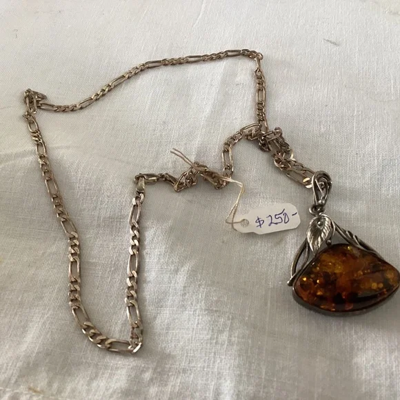AMBER NECKLACEORNATE. Lovely chain. CALA DESIGN TOO ARTIST MADE